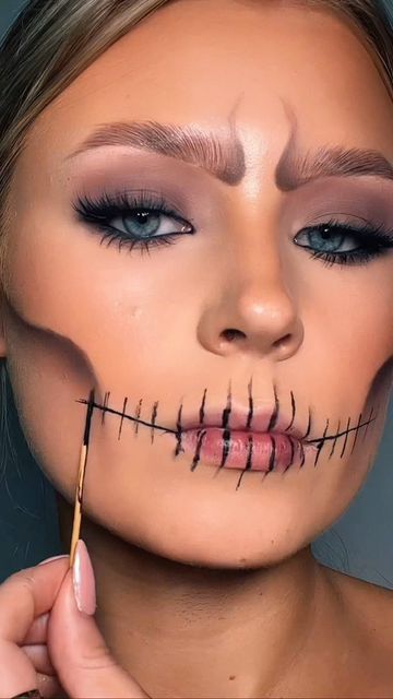 Becky🎀 on Instagram: "Easy skull glam ❤️‍🔥 LOVE this hack ;)" Skull Face Paint Easy, Skeleton Face Paint Easy, Easy Skull Makeup, Christmas Tree Feathers, Face Paint Easy, Voodoo Costume, Skeleton Face Paint, Skull Makeup Tutorial, Glam Skull