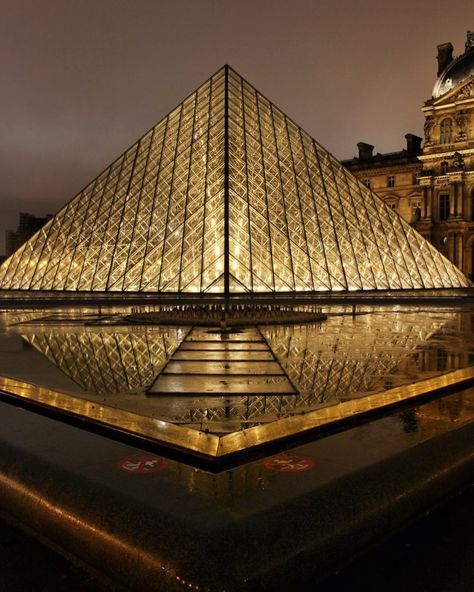 Emily Paris🇵🇭🇫🇷❤️ on Instagram: “Louvre Pyramid by night!😊✨🇫🇷 __________________________________ #louvre #pyramide #louvrepyramid #pyramidedulouvre #pyramid #louvremuseum…” Paris Instagram Pictures, Louvre Pyramid, Paris Vibes, Beautiful Paris, Paris Pictures, Paris Aesthetic, Louvre Paris, Louvre Museum, Paris Photo