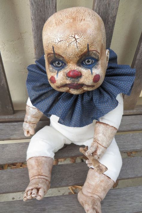 Gobbo Halloween Scary Doll, Doll Horror, Diy Scary Dolls, Making Creepy Dolls, Halloween Dolls, Spooky Dolls, Diy Creepy Dolls, Creepy Clown Dolls Diy, Horror Dolls Diy