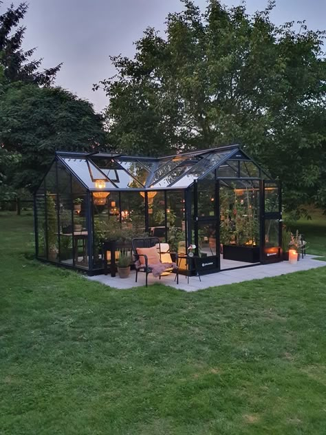 Traditional Greenhouses, Ideas Terraza, Modern Greenhouses, Home Greenhouse, Backyard Greenhouse, Backyard Renovations, Garden Greenhouse, Greenhouse Gardening, Outdoor Decor Backyard