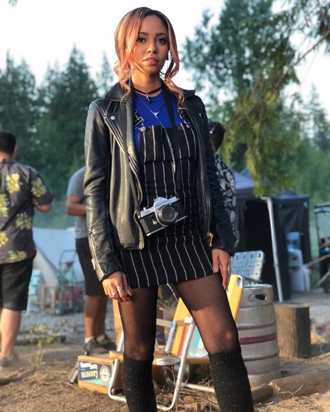 Toni & her camera � Riverdale Toni, Paris Morgan, Toni Topaz, Finding Carter, Riverdale Fashion, Riverdale Aesthetic, Vanessa Morgan, Tv Show Outfits, Riverdale Cast