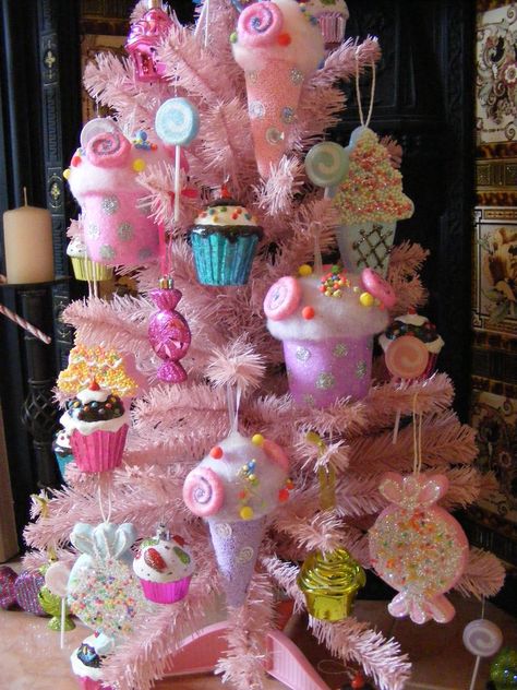 Lilac Cupcakes, Pink Christmas Tree Decorations, Pastel Christmas Decor, Candy Christmas Tree, Christmas Trees For Kids, Flocked Christmas Trees Decorated, Pink Xmas, Pink Christmas Decorations, Christmas Tree Inspiration