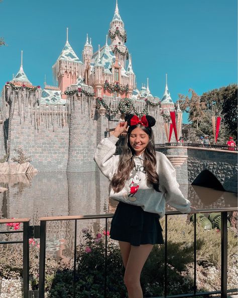 Disney Outfits Japan, Disney Outfits Street Style, Disneyland Ootd Fall, Cute Christmas Disneyland Outfits, Disney In April Outfits, Disney Astetic Outfit, Hongkong Disneyland Ootd, Winter Outfit Disneyland, Winter Outfit Hongkong