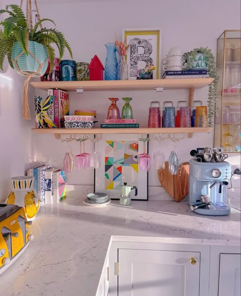 Small Coffee Corner, Girly House Decor, Funky Kitchen, Girl Apartment, Colorful Apartment, Apartment Decoration, Apartment Aesthetic, Coffee Corner, Dream House Decor