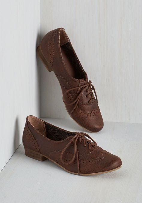 Evening Shoes Low Heel, Brown Oxford Shoes, Oxford Shoes Outfit, Black Oxford Shoes, Cream Heels, Vintage Flats, Dapper Day, Oxford Flats, Retro Shoes