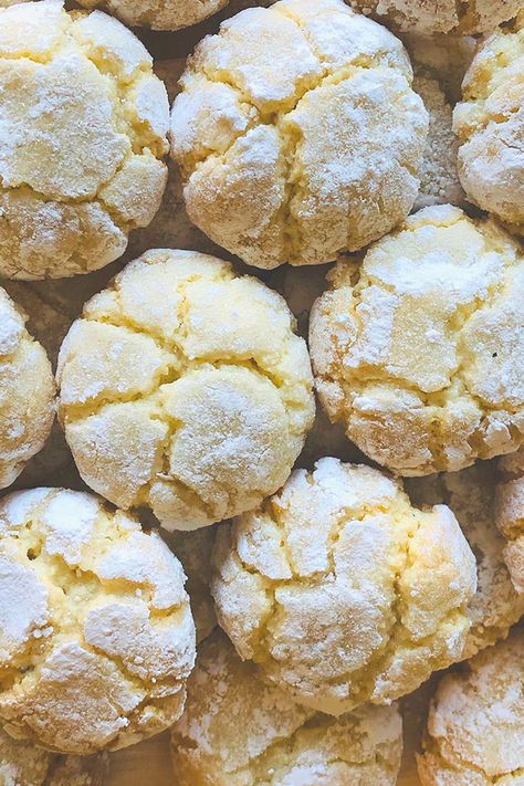 Easy Lemon Biscuits, Easy Bake Dessert Recipes, Biscuits Recipes Easy, Lemon Biscuits Cookies, Italian Biscuits Recipes, Biscuit Traybake, Lemon Biscuits Recipe, Easy Bake Biscuits, Easy Slice Recipes