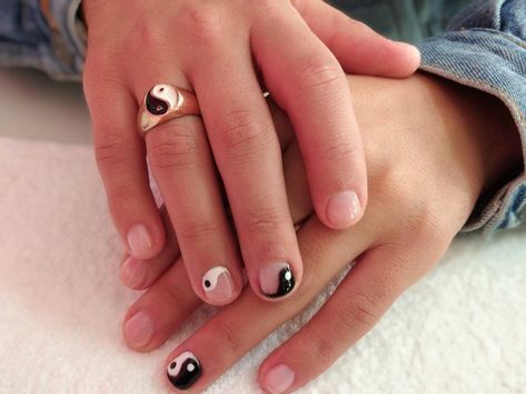 Mail art |   couple tattoos video Short Nails Ying Yang, Ying Yang Nail Art, Nail Ideas For Couples, Nails For Men, Men Manicure, Men Nails, Ying Yang Nails, Men Nail, Nails Pictures