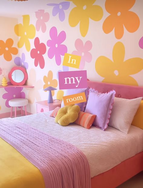 Groovy Bedroom Ideas, Groovy Girls Room, Retro Girls Bedroom, Orange Girls Bedroom, Retro Girls Room, Retro 70s Bedroom, Cheer Decor, Paisley Bedroom, Groovy Bedroom