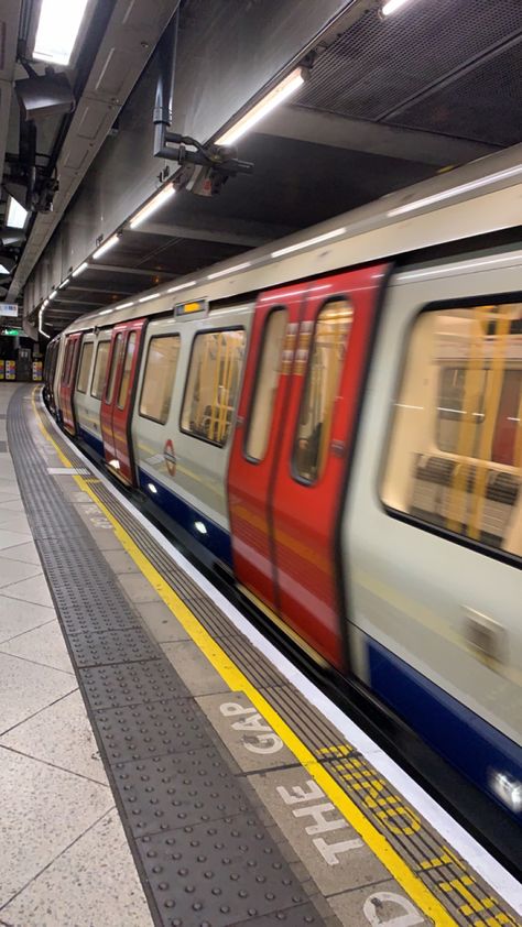 London Metro Aesthetic, Dark Metro Aesthetics, London Train Station, London Metro, Essex Girls, London Public Transportation, London Underground Train, London Vibes, London Dreams