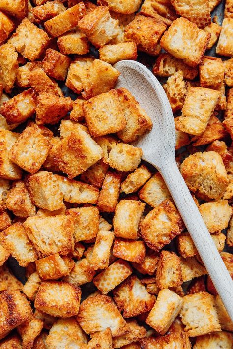 Your salads will never be boring again after you try this homemade croutons recipe! Here's how to make croutons with any bread you might leftover have. French Bread Croutons, How To Make Homemade Croutons, How To Make Croutons From Old Bread, Homemade Croutons Recipe, How To Make Croutons From Bread, Home Made Croutons Recipe, Croutons From Bread, Diy Croutons, Homemade Croutons Easy