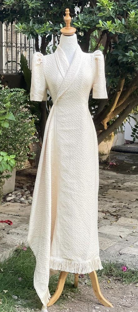 White Modern Filipiniana Dress, Filipiniana Dress Modern For Graduation White, Duster Dress Philippines, Filipiñana Dress Modern For Graduation, Classy Filipiniana, Modern Filipiniana Dress For Graduation, Filipiniana Dress Traditional, Filipiniana Dress Modern For Graduation, Oath Taking Outfit Women