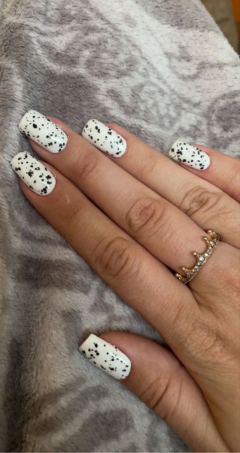 Dalmatian Nails Cruella Deville, Dalmation Nail Designs, Dalmatian Nail Art, 101 Dalmatian Nails, Cruella Deville Nails, Dalmatian Nails, The 101 Dalmatians, Mani Ideas, Cruella Deville