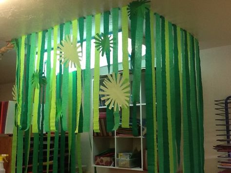 Jungle theme library area! Jungle Reading Corner, Jungle Library, Jungle Classroom Theme, Jungle Theme Rooms, Frog Classroom, Wild About Reading, Preschool Jungle, Jungle Classroom, Jungle Theme Classroom