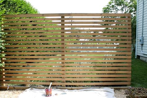 Modern Wood Slatted Outdoor Privacy Screen: Details On How To Build Lattice Privacy Screen, Privacy Screen Deck, Diy Privacy Screen, Outdoor Privacy Screen, Garden Privacy Screen, Patio Privacy Screen, Privacy Wall, Patio Privacy, Screen Outdoor