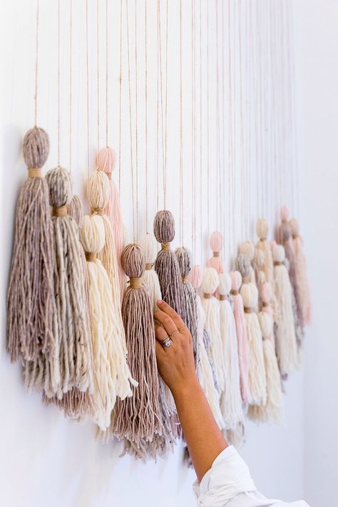 When searching for the perfect thing to fill the empty wall beside her staircase, Honestly WTF blogger Erica Chan Coffman discovered that the stunning tassel wall hanging of her dreams was actually shockingly simple to DIY. Tassel Wall Hang, Hantverk Diy, Yarn Wall Art, Diy Wand, Diy Tassel, Pom Pom Garland, Creative Wall, Yarn Diy, Wall Ideas