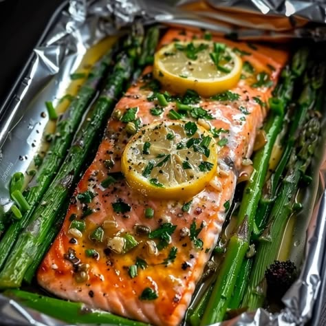 Asparagus And Salmon Bake, Salmon Recipes With Asparagus, Foil Baked Fish, Salmon And Asparagus Baked In Foil, Salmon Recipes Baked In Foil, Garlic Lemon Salmon, Salmon In Oven, Salmon Filet Recipe, Maple Salmon Recipes