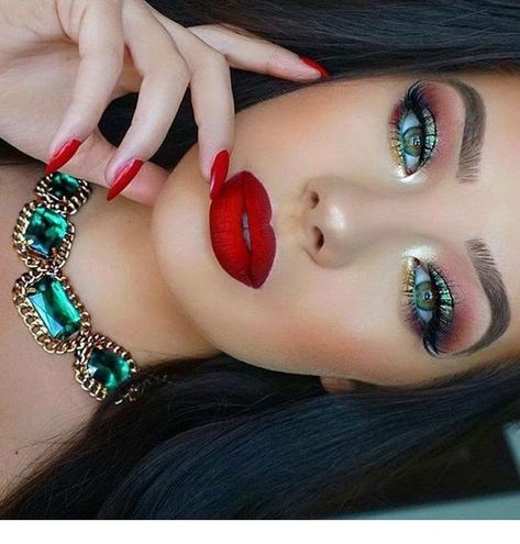 Trendy Nails Red, Eye Makeup For Hooded Eyes, Green Smokey Eye, Gold Eye Makeup, Nails 2018, Nails Ombre, Cool Skin Tone, Hooded Eye Makeup, Red Makeup