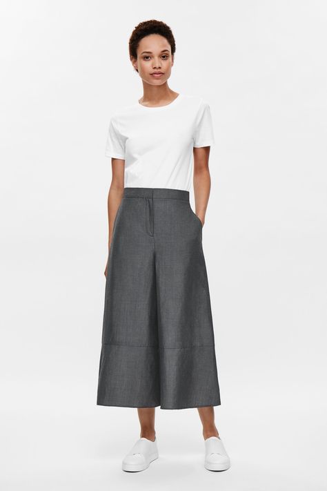 UNBEDINGT!!!!! An A-line silhouette, these culotte trousers are made from a lightweight… Grey Cullote Outfit, Grey Culottes Outfit, Culottes Outfit Work, Grey Culottes, Culottes Outfit, Design Wardrobe, Grey Trousers, Innovative Design, Contemporary Fashion