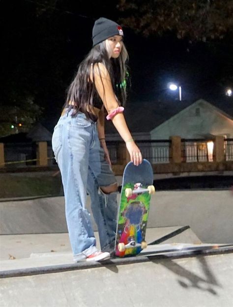 Female Skater Aesthetic, 2010 Skater Aesthetic, Skate Fashion Women, Scate Bords Outfit, Skateboarding Outfits Girl Style, Skater Fits Girl, Skate Outfits Women, Girl Skateboarding Aesthetic, Skater Aesthetic Girl