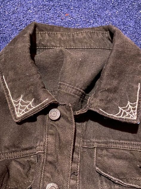 Battle Vest Embroidery, Embroidery Designs For Jacket, Customized Jackets Ideas, Emo Denim Jacket, Goth Jean Jacket, Battle Jacket Embroidery, Patch For Jacket, Diy Jacket Paint, Battle Jacket Outfit