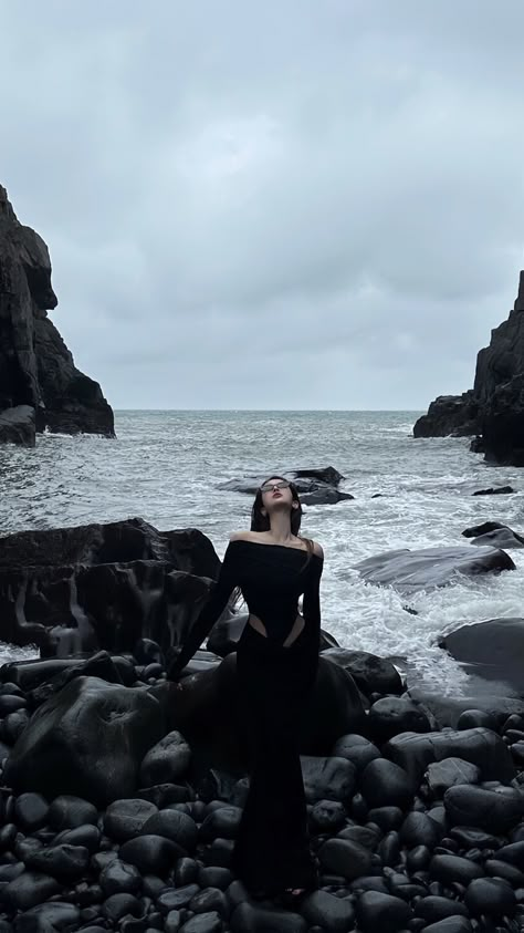 Los Angeles Photoshoot, Dark Beach, Beach Instagram Pictures, Summer Goth, Elegant Outfit Classy, Beach Photography Poses, Dark Feminine Aesthetic, Fashion Photography Inspiration, Shooting Photo