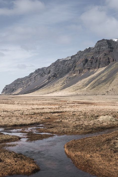 Paysage de printemps en Islande  en Islande : Et si on se faisait le tour de l’Islande ? Reykjavik, Mini Van, Planet Earth, Atlantis, Planets, Abstract Art, Natural Landmarks, Van, Travel