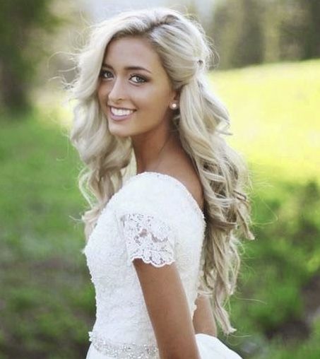 Side Curls Hairstyles, Back Hairstyle, Side Curls, Bridal Hair Down, Wedding Dress Brands, Pulled Back Hairstyles, Bridesmaid Hair Down, Wedding Hair Inspiration, Wedding Hair Down