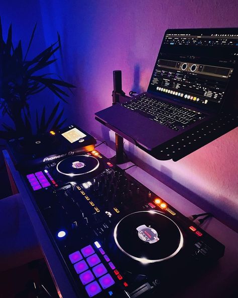 Female Dj, Pioneer Ddj, Bus Games, Music Studio Room, Music Software, Dj Setup, Game Websites, Pioneer Dj, Card Board