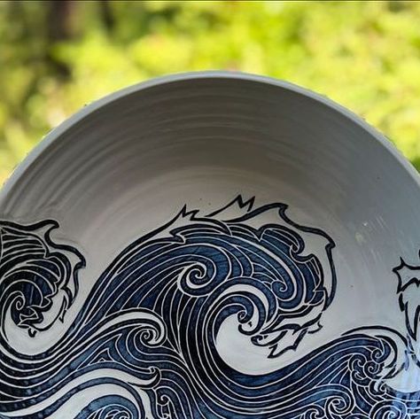 Ceramic.lovers 💙💙 on Instagram: "🖤🖤🤩👌 This beautiful  ceramic plate from @rhoneypots Leave your thoughts in comments!! Save to not to forget these lovelies❤️‍🔥❤️‍🔥  ➡️ Check out the link in bio for beautiful ceramics and decor.  Credit 📷❤️ @rhoneypots  Follow @ceramic.lovers_     If you like it pls support with ❤️   Note: we don’t own this video/picture, all rights go to their respective owners.   Tag friends who will love this ❤️  Thanks for following me ❤️   #handmadepottery #handmadeceramic #potteryideas #kitchenware #ceramiclove #ceramicware #ceramictableware #potteryofinsta #instapottery #instaceramics #dinnerware #glazedpottery  #ceramicslovers #plate #plates #ceramicplate #ceramicplates #amazingplates #amazingplate #plateria #potteryplate #potteryplates #clayplate #clayplat Sgraffito Plate, Sgraffito Designs, Oregon Country Fair, Thanks For Following Me, Clay Plates, Country Fair, Texture Inspiration, Tag Friends, Black And White Artwork