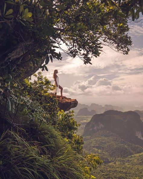 Dragon Crest mountain offers one of the most epic viewpoints of Thailand. The NP Khao Ngon Nak, aka Dragon Crest Mountain is a stunning 3.7 km hike located in northern Krabi. This hike offers some of the most breathtaking views you’ve seen and amazing photo opportunities. But be prepared, it’s a strenuous hike! Read in this guide everything you need to know about the Dragon Crest hike. #blogpost #travelblog #hike #krabi #thailand #viewpoint #travelphotography #traveltips #hiking #view Dragon Crest, Hiking Photography, Krabi Thailand, Beautiful Hikes, Epic Photos, Slow Travel, Best Sunset, Explore Travel, Krabi