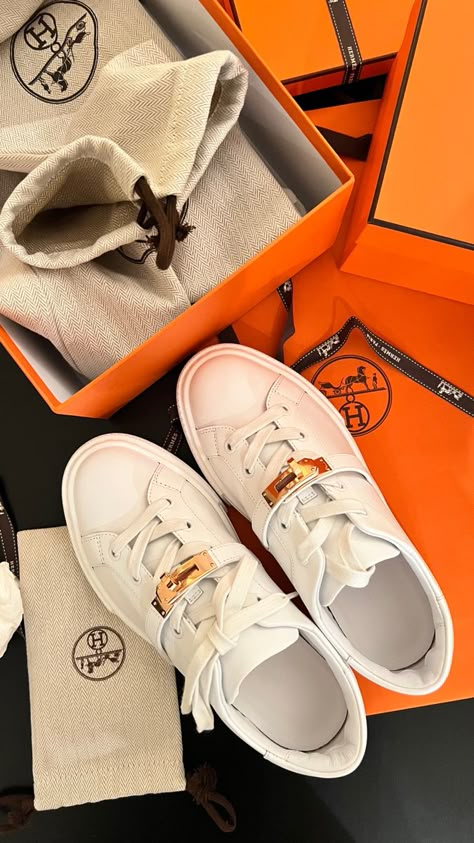 Bags Quotes, Tenis Balenciaga, Hermes Sneakers, Hoody Outfits, Hermes Clothes, Bag Quotes, Shoe Wishlist, Adidas Shoes Women, Hermes Shoes