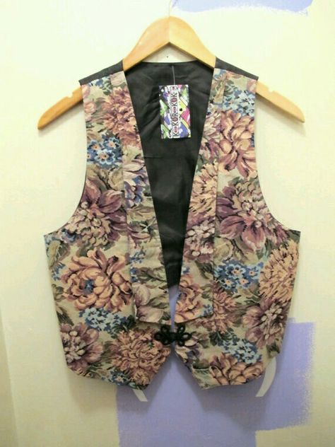 Romanic floral ( tapestry ) vest. Had it.  G;) 1980s Childhood Fashion, 1980s Vintage Fashion, 80s Fashion Style, 90s Vest, Tapestry Vest, Pleated Jeans, 80s Fashion Trends, Floral Vest, 80s Floral