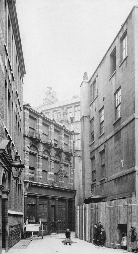 Rare photos show Lost London, from 1900s-1910s - The Vintage News Victorian Britain, Period Architecture, Historical London, Victorian England, Wheel Barrow, East End London, London Buildings, Vintage England, Victorian London