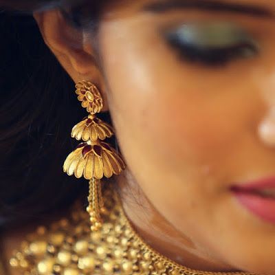 55 Beautiful Gold jhumka earring designs || Tips on Jhumka shopping | Bling Sparkle Jhumka Design, Jhumka Designs, Gold Earrings Indian, Gold Jhumka, Gold Jhumka Earrings, New Gold Jewellery Designs, Gold Jewelry Simple Necklace, Gold Bridal Earrings, Indian Jewellery Design Earrings