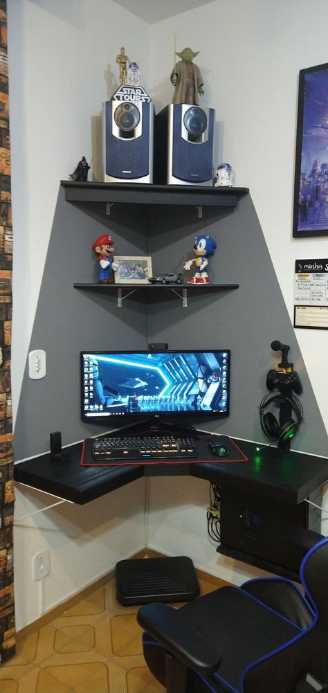 Setup PC Gamer Man Cave Gamer Setup Small Space, Desk For Gamers, Pc Setup Small Desk, Corner Gaming Desk Setup, Gaming Room Setup Corner Desk, Teen Gaming Desk, Corner Gamer Desk Ideas, Man Cave Corner Ideas, Gamer Table Setup