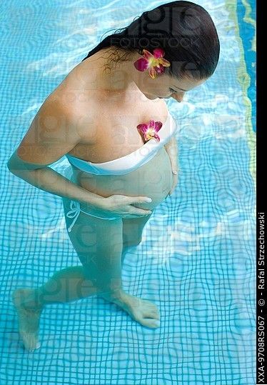 maternity photos in swimming pool | pregnant woman in swimming pool. XXA-9708RS067 © Rafal Strzechowski Pool Maternity Photos, Swimming Pool Maternity Shoot, Pool Pregnancy Photos, Pool Maternity Shoot, Pregnant Pictures, Pregnancy Poses, Pool Photography, Shooting Ideas, Maternity Swim