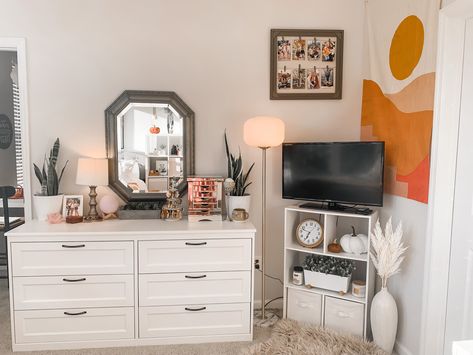 Dresser Functional Decor, Small Tv On Dresser In Bedroom, Cute Dresser Setup, Dresser Ideas Aesthetic, Bedroom Tv Dresser, Tv In Small Bedroom, Cute Apartment Ideas Bedroom, Tv On Dresser In Bedroom, Dresser Organization Top Of