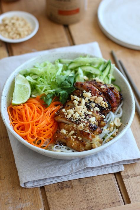 Lemongrass Chicken Vermicelli Noodle Bowls Pork Vermicelli, Bun Thit Nuong, Lemon Grass Chicken, Chicken Vermicelli, Vermicelli Salad, Vietnamese Grilled Pork, Vermicelli Recipes, Lemongrass Chicken, Fried Spring Rolls