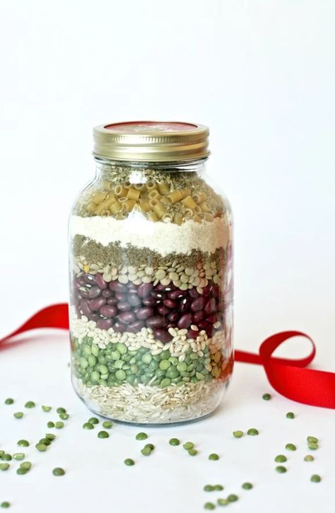 Vegan Gifts In A Jar, Minestrone Soup In A Jar, Mason Jar Soup Gifts, Mason Jar Soup Mix Recipes, Soups In A Jar, Mason Jar Soup, Mason Jar Mixes, Soup Gifts, Christmas Soup