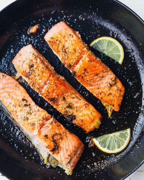 Salmon Recipe Pan, Salmon Skillet, Seared Salmon Recipes, Salmon Recipes Pan Seared, Dinner Simple, Pepper Salad, Grilled Salmon Recipes, Pan Fried Salmon, Iron Skillet Recipes