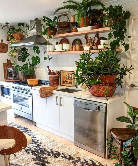 Jungle Kitchen? Jungle Kitchen, Hippie Kitchen, Bohemian Kitchen, Boho Styl, Plant Decor Indoor, Boho Kitchen, Dining Room Inspiration, Home Fashion, Plant Life