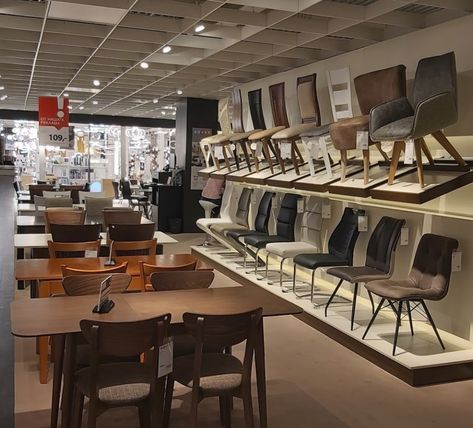 Furniture Store Layout Floor Plans, Small Furniture Showroom Design, Chair Display Ideas, Furniture Showroom Ideas, Furniture Showroom Layout, Furniture Store Display Ideas, Furniture Showroom Design Concept Stores, Furniture Display Showroom, Furniture Shop Showroom