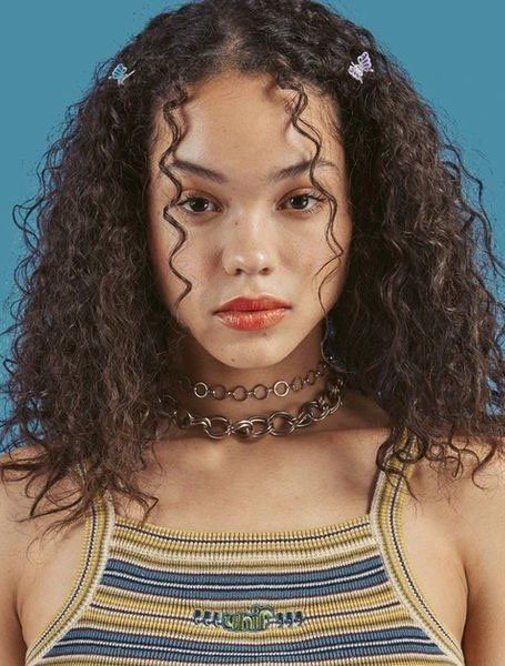 90s Hairstyles That are Cool & Trending Again - The Trend Spotter Indie Hairstyle, 2000s Hairstyles, Bridget Bardot, Y2k Hairstyles, Cute Curly Hairstyles, Clip Hairstyles, Hairdos For Curly Hair, 90s Hairstyles, Curly Girl Hairstyles