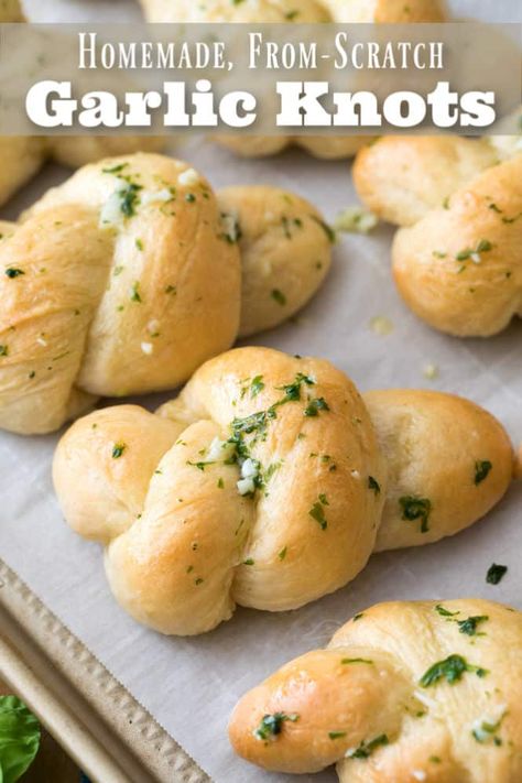 Homemade, from-scratch GARLIC KNOTS! Simple and delicious! #breadrecipe #garlicknots via @sugarspunrun Garlic Bread From Scratch, Homemade Garlic Knots, Garlic Knots Recipe, Homemade Garlic Bread, Garlic Knots, Garlic Bread Recipe, Bread Machine Recipes, Monkey Bread, Recipe From Scratch