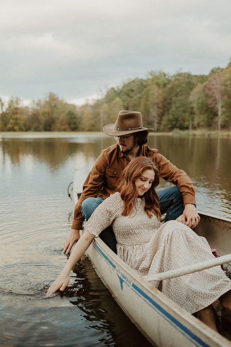 Canoe Photoshoot, Intimate Engagement Pictures, Photoshoot Fits, Moody Wedding Pictures, Canoe Pictures, Boat Engagement Photos, Georgia Elopement, Photoshoot Ideas Couples, Wedding Boat