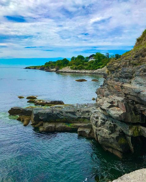 🌊The Forty Steps, located on the famed Cliff Walk in Newport, Rhode Island were once called Ellison's Rock and were a rocky pathway to the ocean's shore and Conrad's Cave, just below and to the south of the present steps.  Located less than a mile from the start of the walk (at Narragansett Avenue), the first Steps were built of wood in the 1880's and were an after hours hangout for many of the mansion servants to relax and gossip after work during the Gilded Age of 1880-1920 (America’s answer Rhode Island Aesthetic, Gilded Age Mansions, Rhode Island Vacation, Rhode Island Travel, Island Aesthetic, Ocean Shores, Newport Rhode Island, Newport Ri, Gilded Age