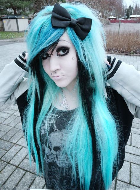 Blue Scene Hair, Emo Mode, Scene Hair Bangs, Scene Girl Hair, Scene Hair Colors, Medium Scene Hair, Curly Scene Hair, Scene Haircuts, Revy Black Lagoon