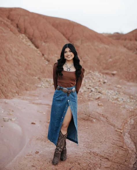 Vaquera Photoshoot, Modern Cowgirl Outfits, Cowgirl Boots Outfit, Outfit Elegantes, Long Skirt Outfits, Estilo Country, Western Wear Outfits, Looks Country, Cute Country Outfits