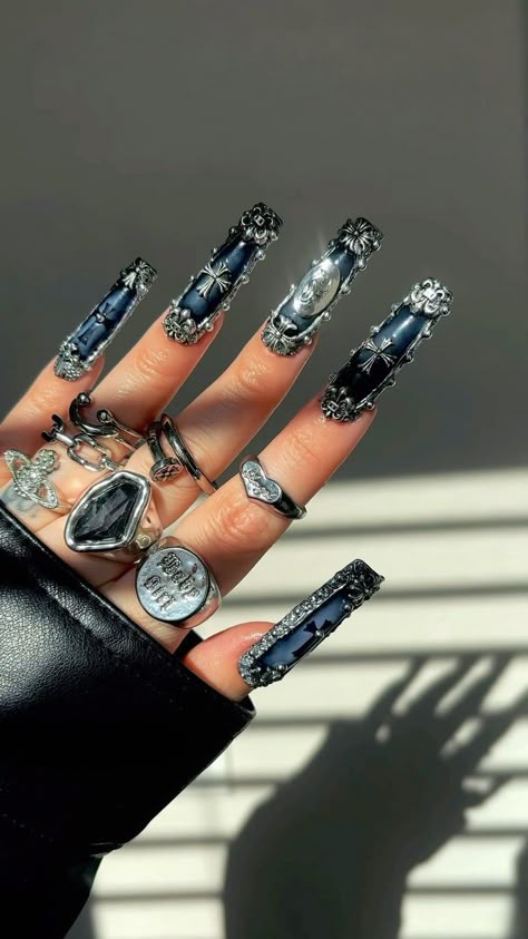 ⛓️ 🩶 HollyWithTheGoodNails 🩶 ⛓️ | Chrome heart cutie 🩶 | Instagram Black And Silver Nails With Gems, Chains On Nails, Rod Wave Nail Ideas, Silver Charm Nails, Chrome Nails Designs Silver, Long Goth Nails, Gothic Nails Designs, Silver Chrome Nail Designs, Nail Chrome Designs