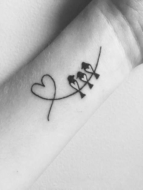 24 Cute Tattoos To Show The Unconditional Love Of Mom - DIY Morning Tato Nama, Kid Name Tattoo, Tattoos With Kids Names, Tattoo Zeichnungen, Mother Tattoos, Diy Tattoo, Wrist Tattoo, Family Tattoos, Tattoos For Daughters